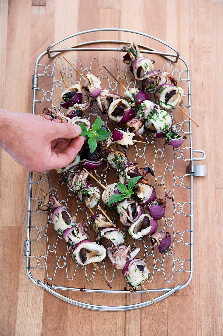 Grilled calamaretti skewers with shiitake and garlic