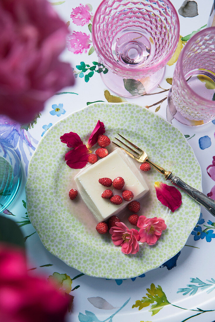 Mandelpudding mit Walderdbeeren und Rosenblättern