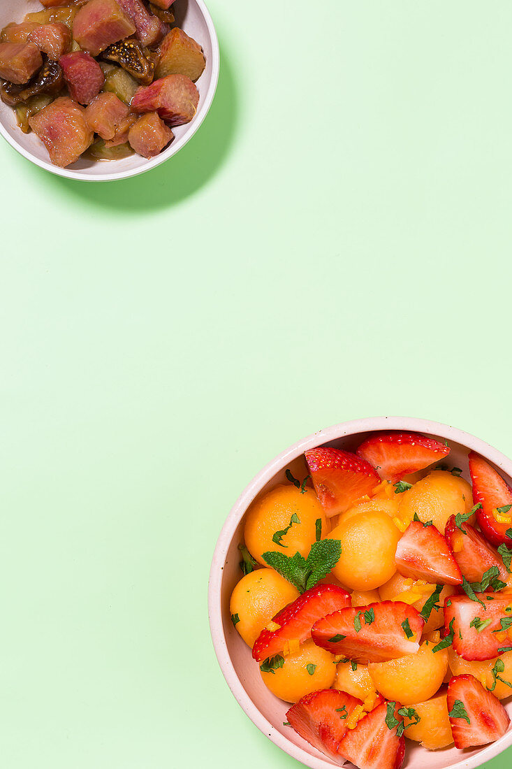 Karamellisierter Rhabarber und Erdbeer-Melonen-Salat