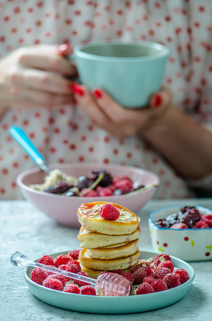 Frühstück mit Pancakes und Porridge