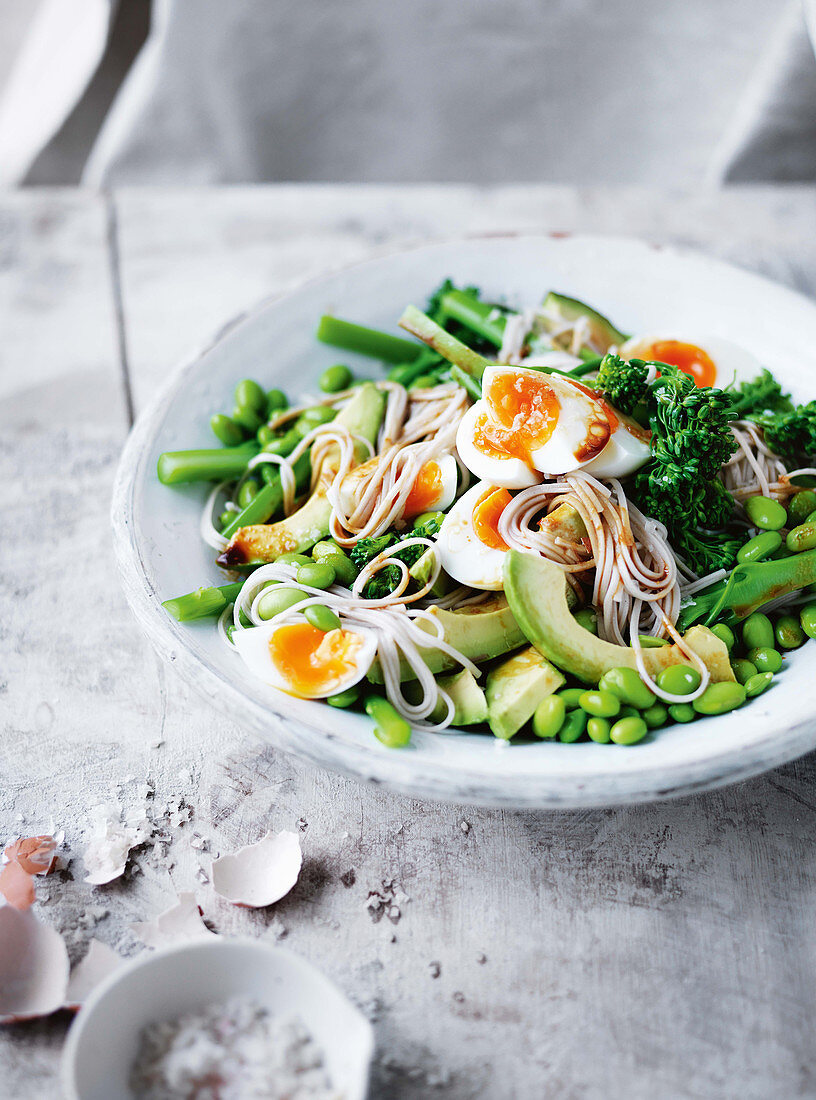 Broccolini-Sobanudel-Salat mit Wasabidressing und Ingwersalz