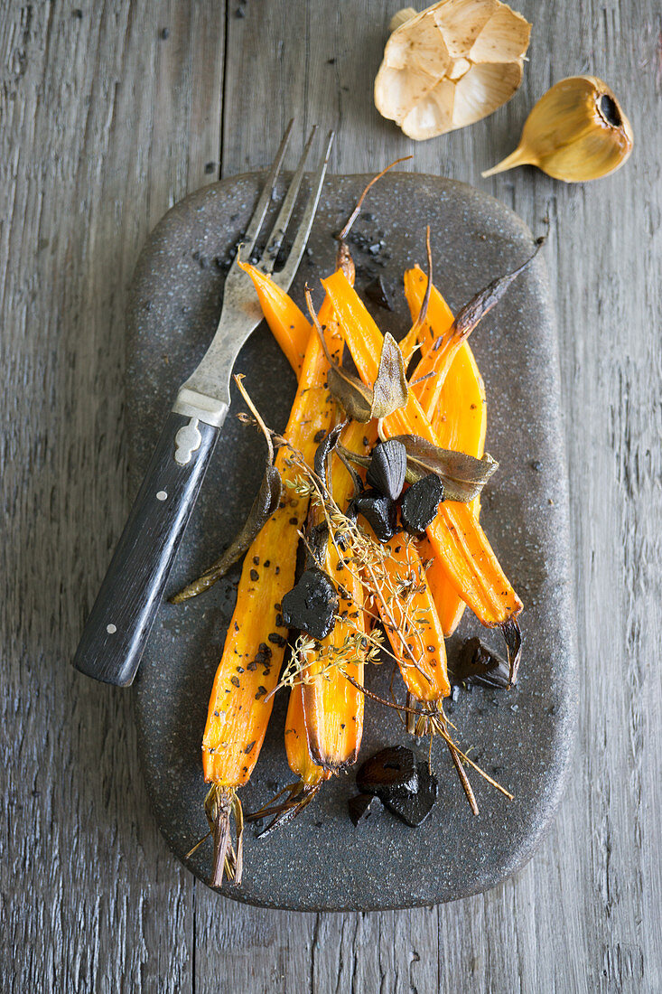 Gebackene Karotten mit schwarzem Knoblauch, Thymian und Salbei