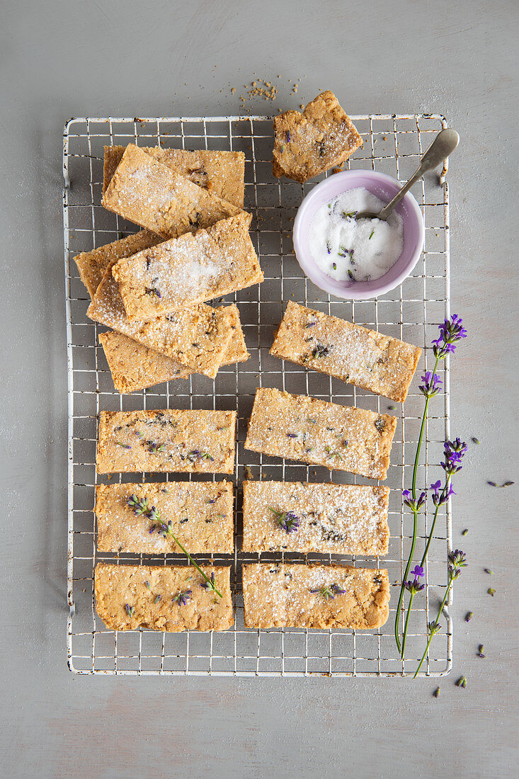 Shortbread mit Lavendelblüten und Zucker