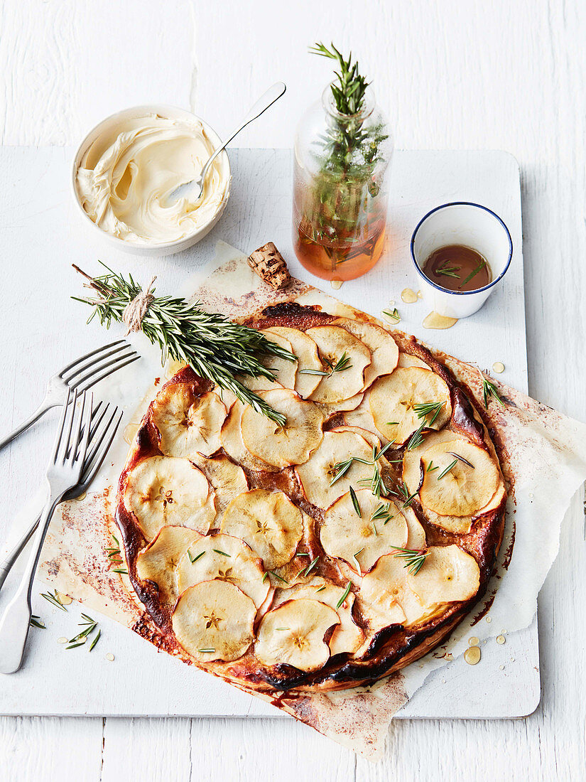 Easy apple tart with rosemary and honey