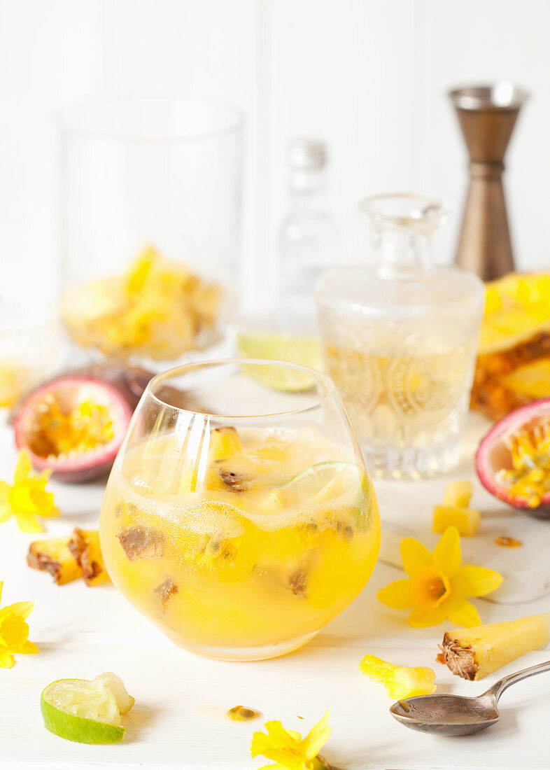 Gin Tonic mit Ananas- und Passionsfruchtsaft