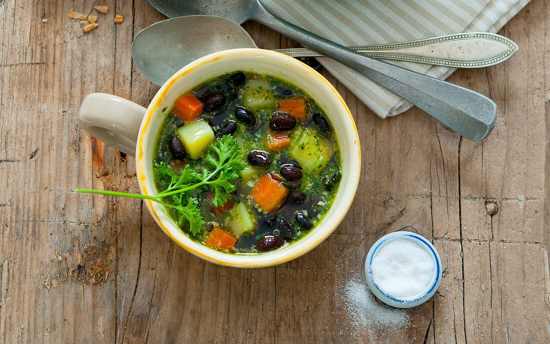 Schwarze Bohnensuppe mit Möhren und Kartoffeln