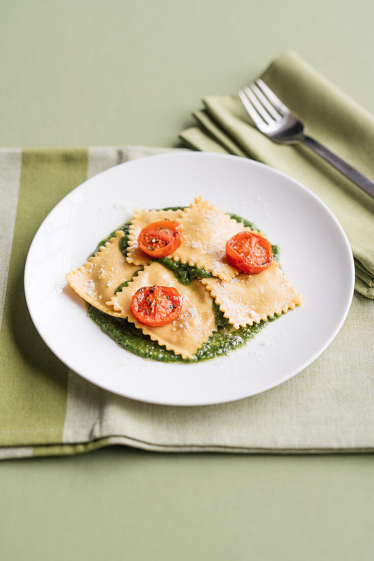 Burrata-Ravioli auf Basilikumpesto mit Kirschtomaten-Confit