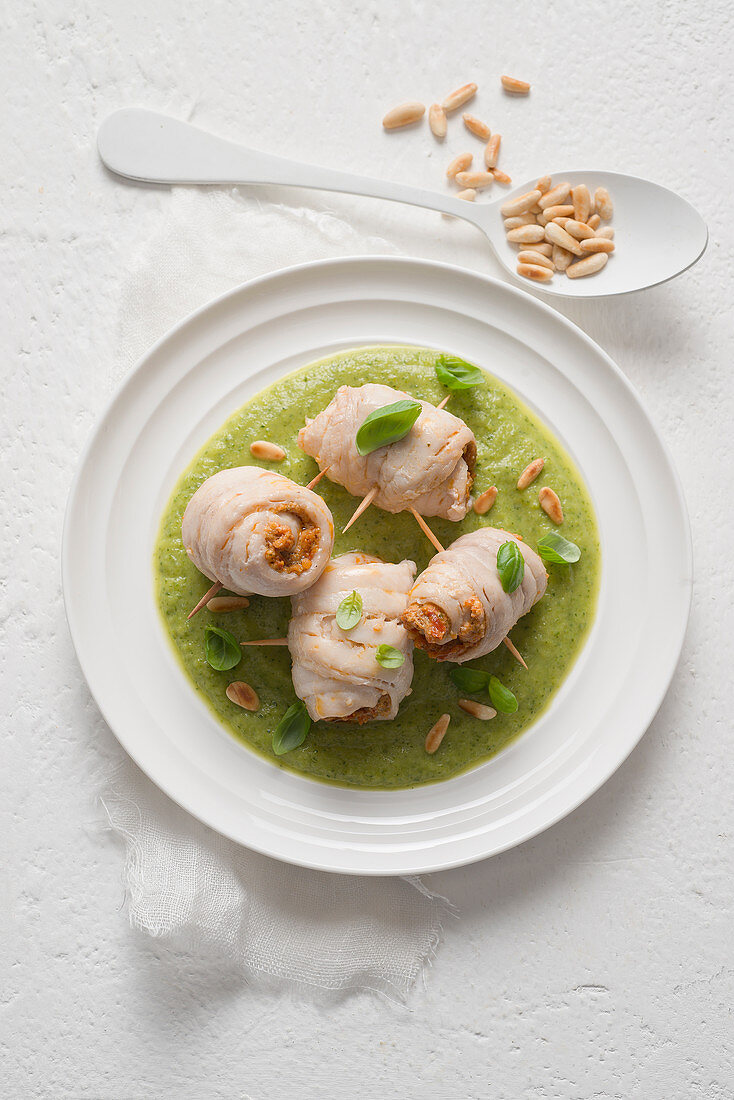 Seezungenröllchen mit getrockneten Tomaten, Pinienkernen und Basilikum auf Zucchinipüree