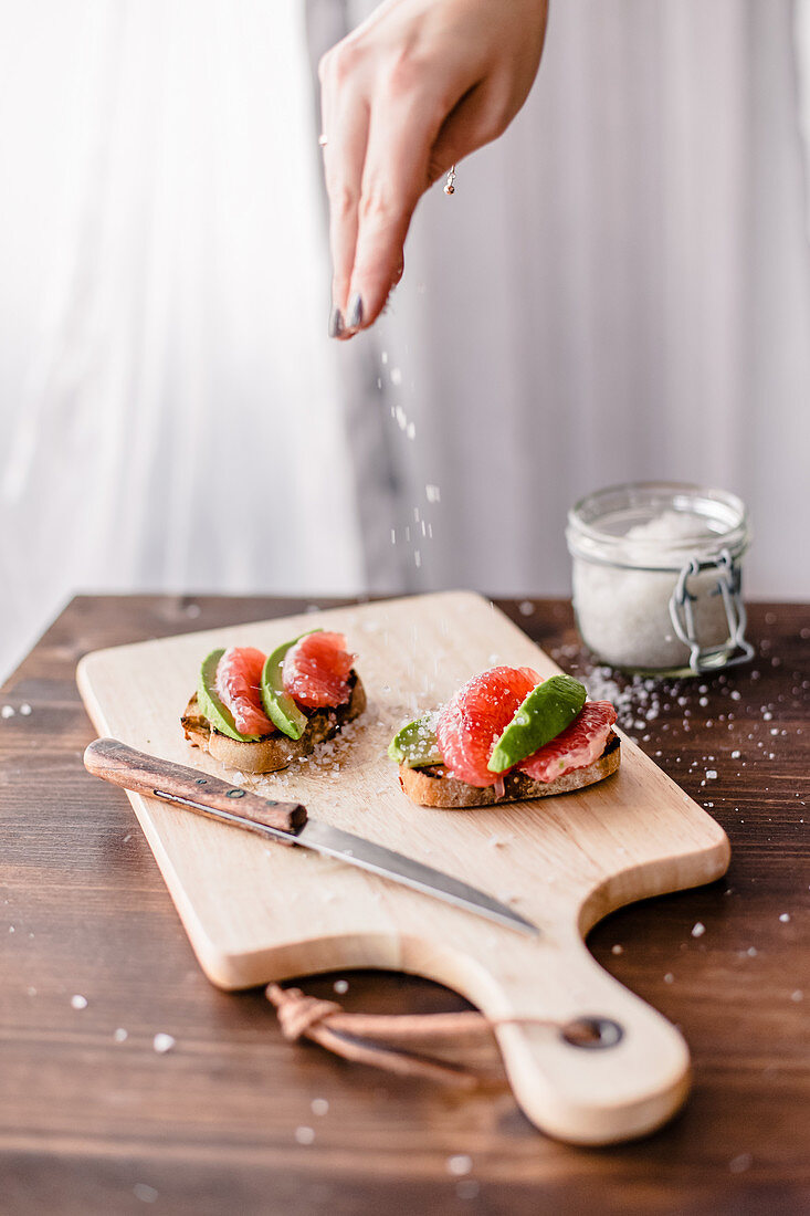 Baguette with avocado and grapefruit