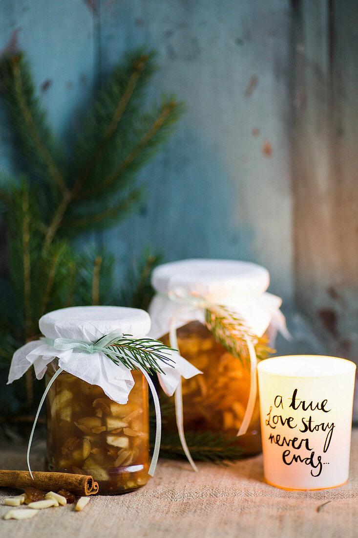 Bratapfel-Konfitüre in Gläsern