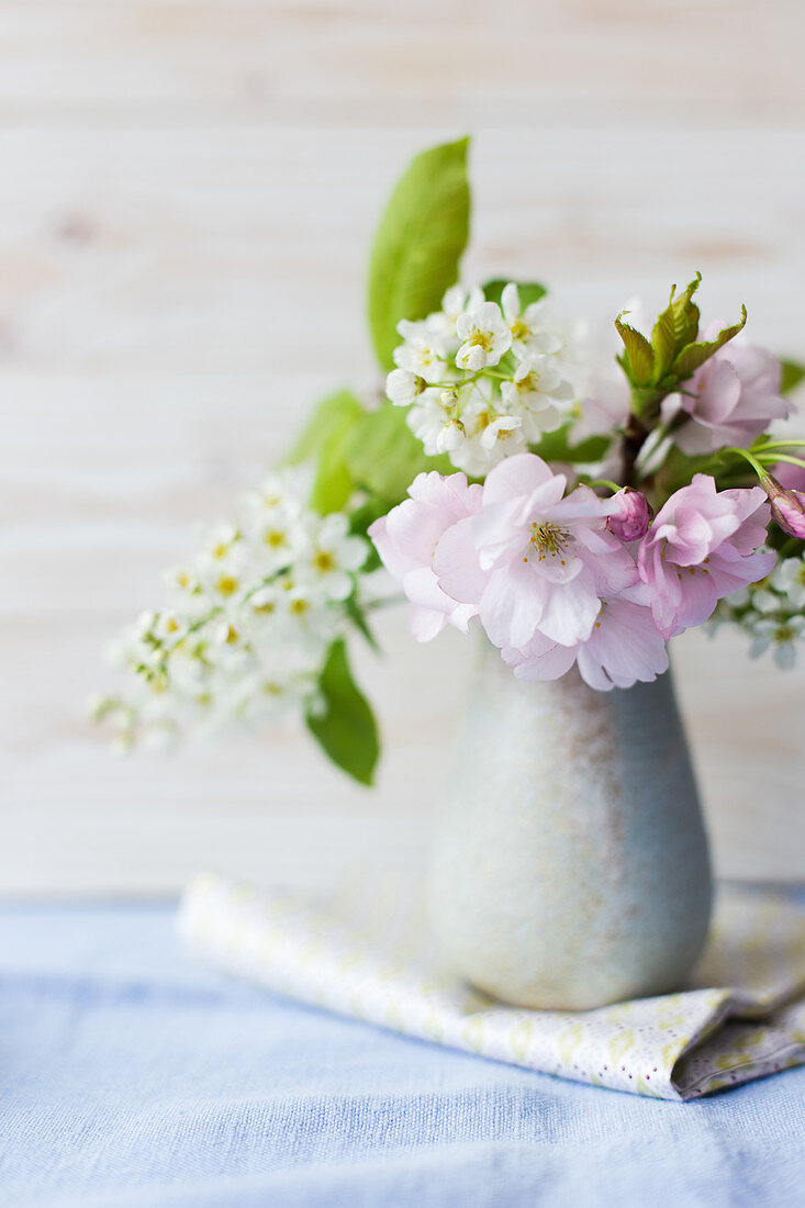 Frühlingsblumen in Keramikvase