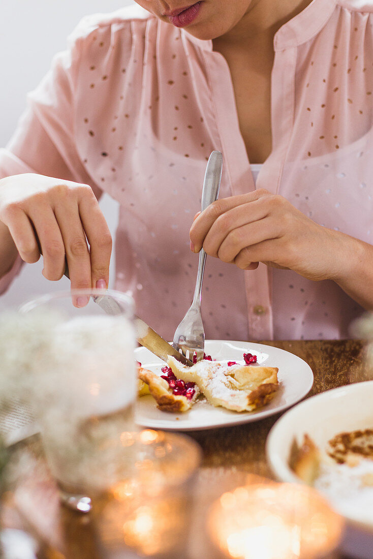 Frau isst Ofenpfannkuchen