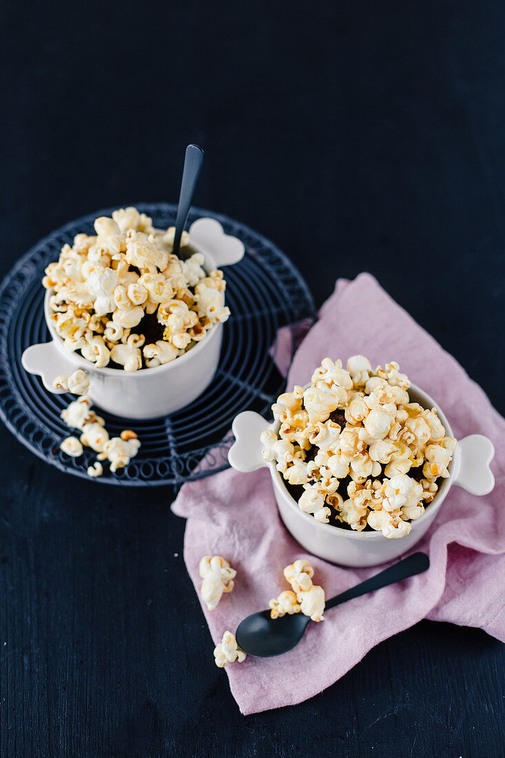 Schoko-Tassenkuchen mit Popcorn