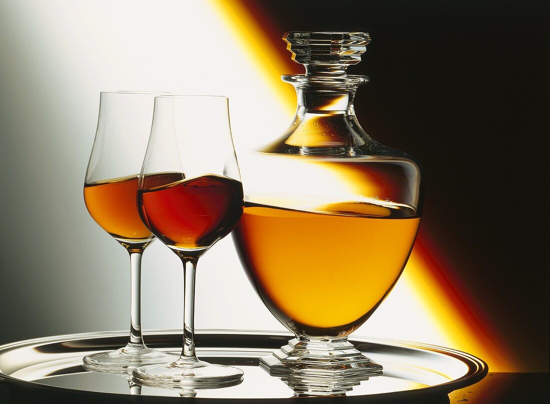 Cognac in zwei Gläsern & Karaffe