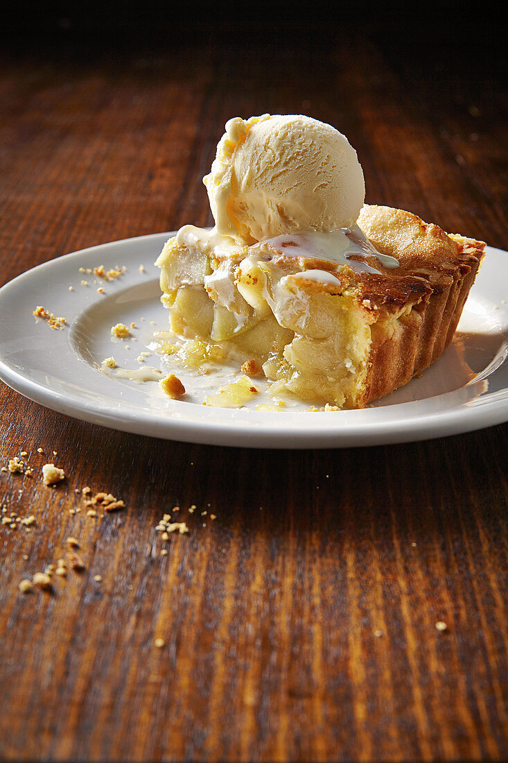 Portion Applepie mit Cheddarkruste und Eiscreme