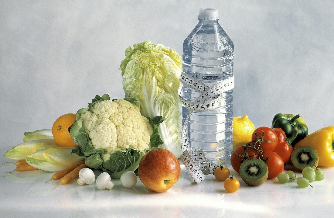 Frisches Obst & Gemüse & Wasserflasche mit Maßband für Diät