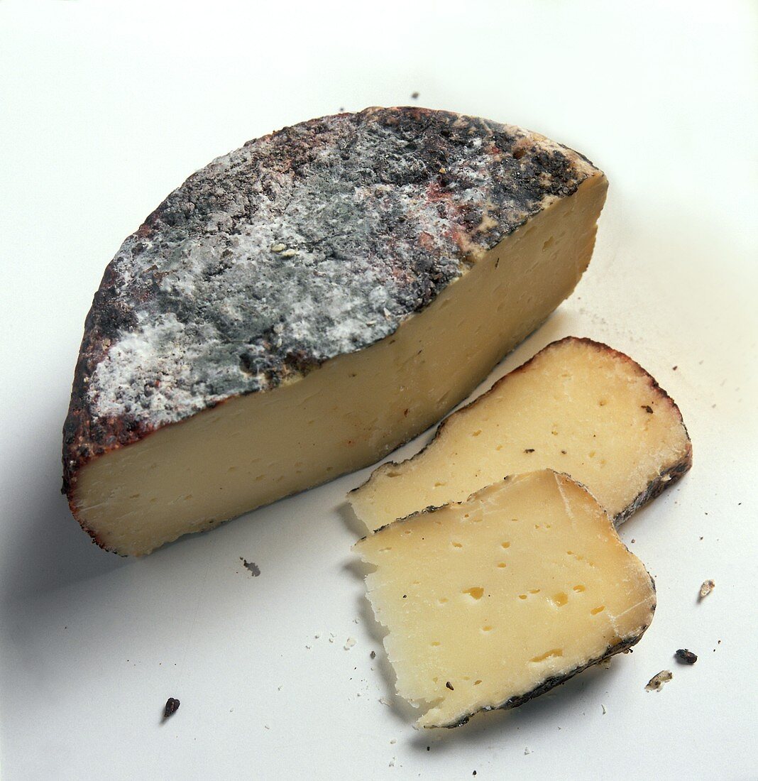 Ein halber Pecorino aus Pienza (Toskana); angeschnitten