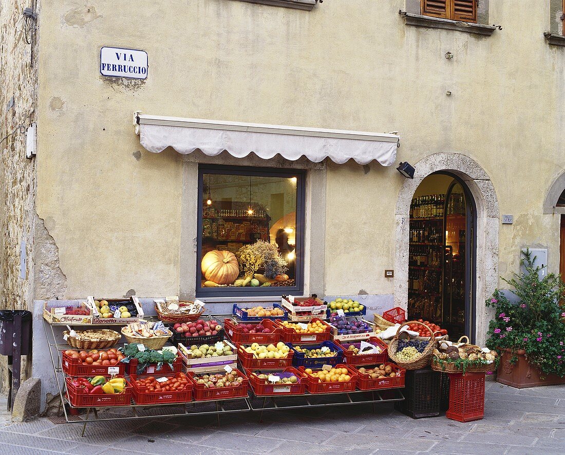 Laden mit Obst- & Gemüseauslage in Castellina (Toskana)