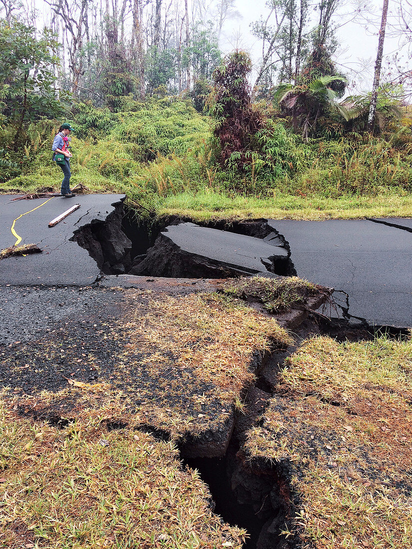 USGS scientist monitoring Kilauea eruption cracks, May 2018