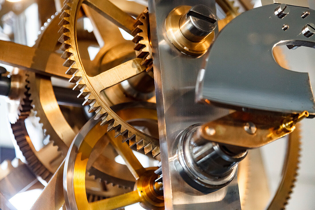 Clock mechanism with gears