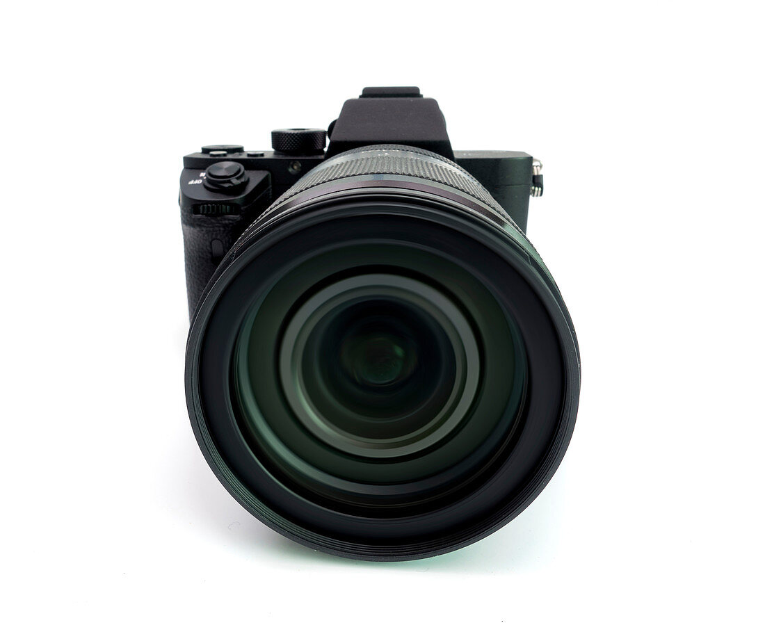 Digital mirrorless camera with zoom lens