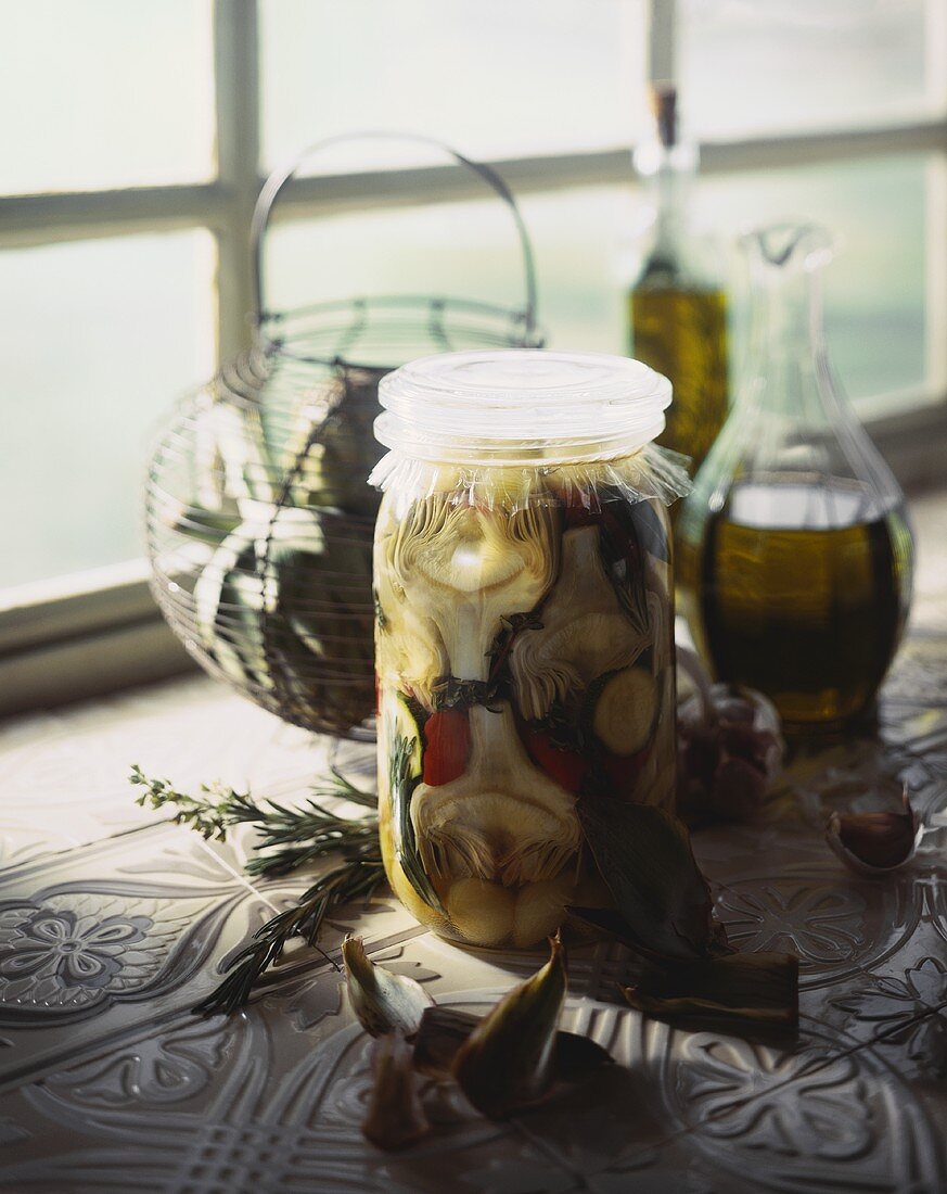 Eingelegtes Gemüse im Glas (Artischocken, Tomaten, Zucchini)