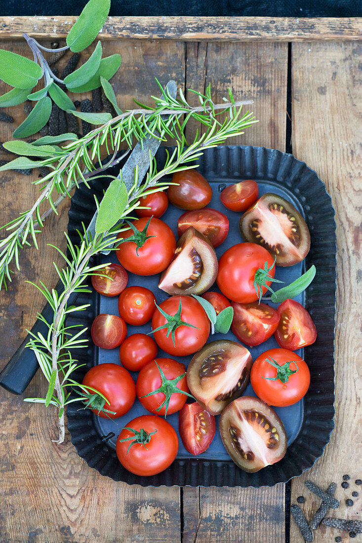 Verschiedene Tomaten, Salbei und Rosmarin