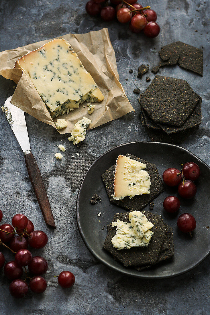 Blauschimmelkäse mit Charcoal Biscuits und roten Trauben