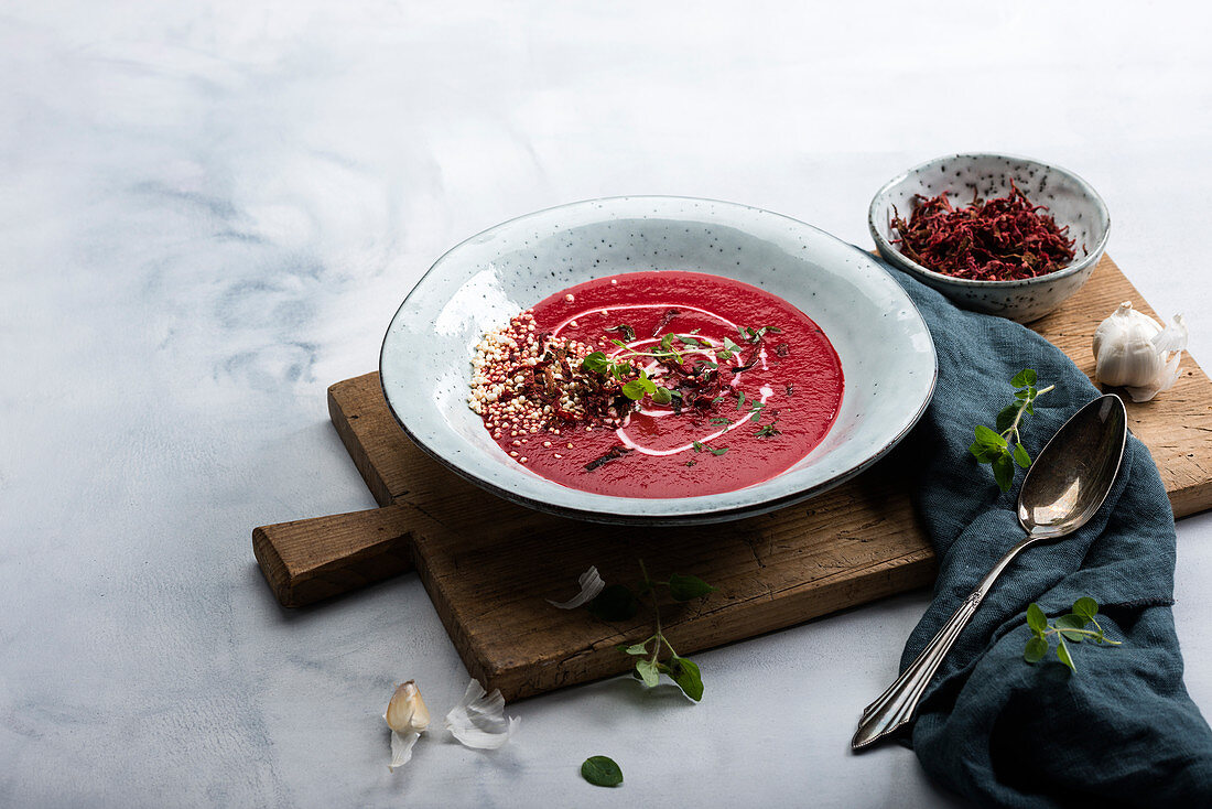 Vegane Rote-Bete-Suppe mit gepopptem Quinoa, Rote-Bete-Crunch und Majoran
