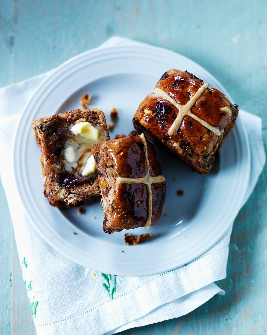 Hot Cross Buns mit Zuckerglasur, Schokolade und Trockenpflaumen