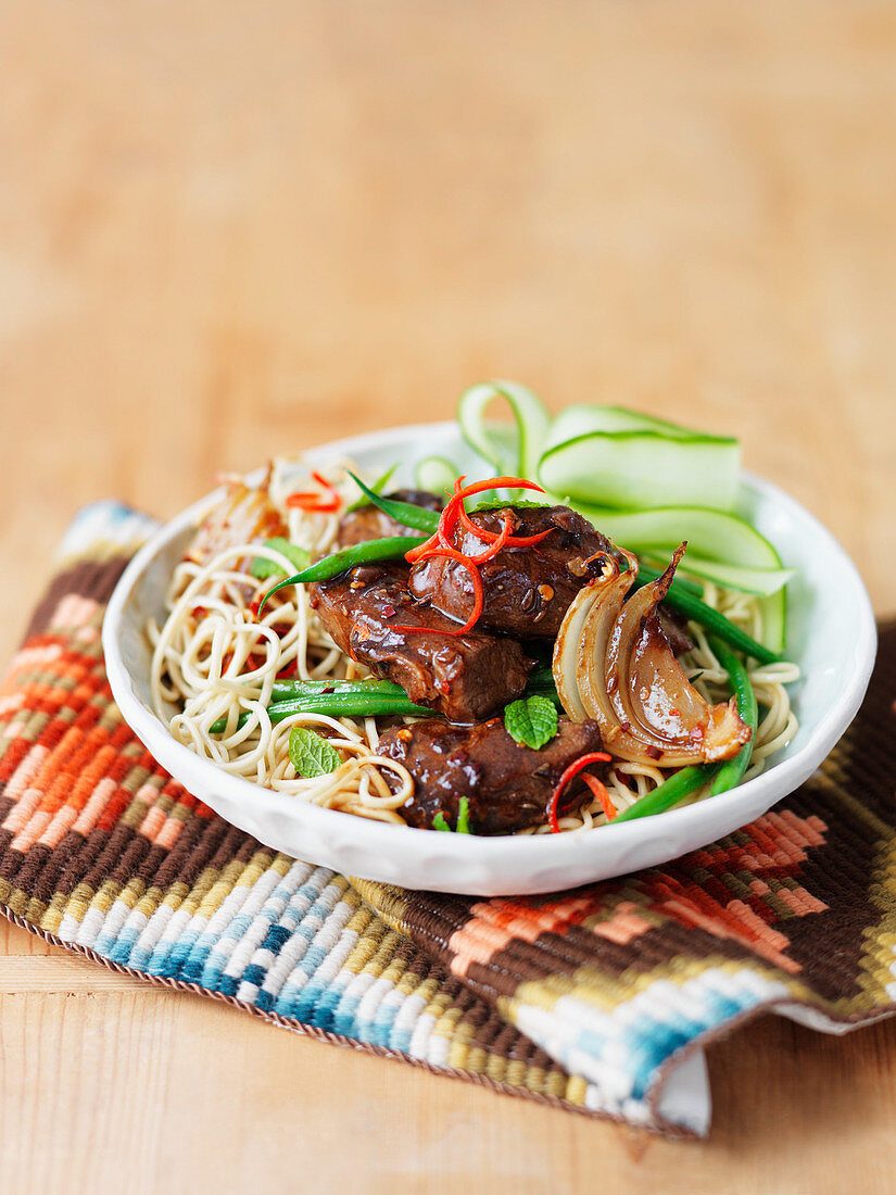 Nudeln mit Lamm, grünen Bohnen, Minze, Chili und Gurke (Asien)