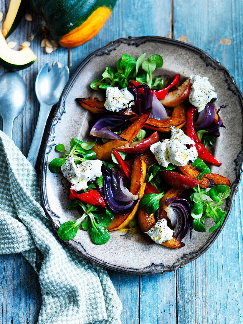 Gebratener Gemüsesalat mit Mozzarella und Feldsalat