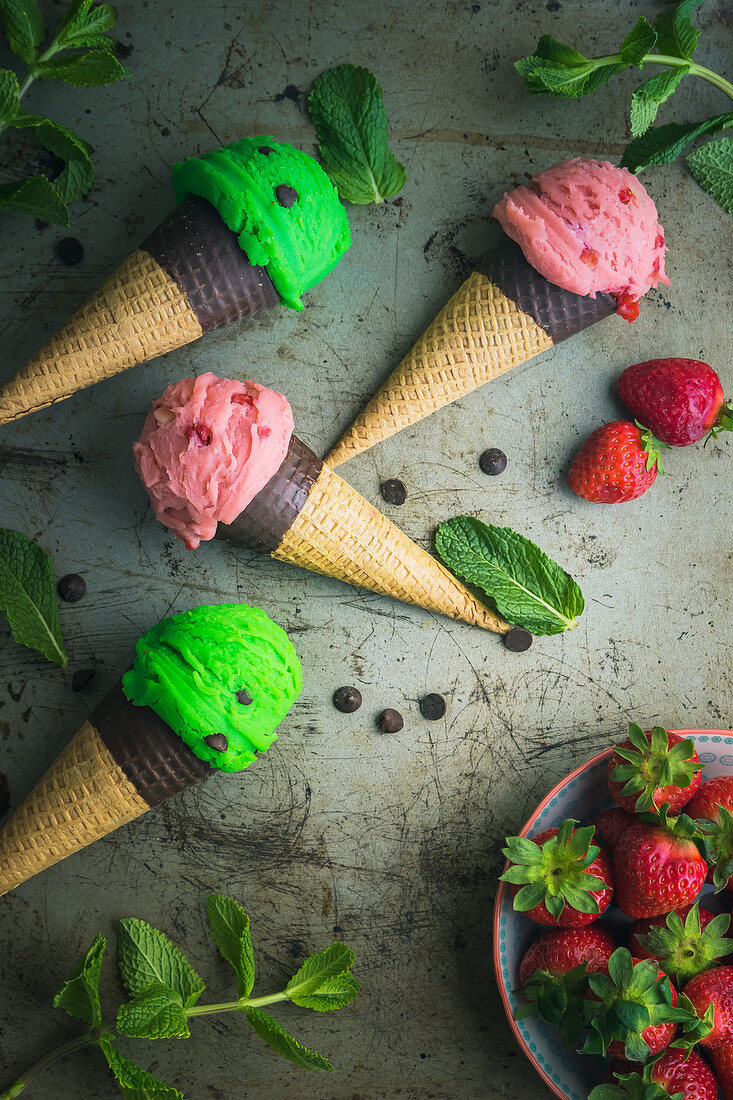 Eistüten mit Erdbeereis und Pfefferminzeis mit Chocolatechips