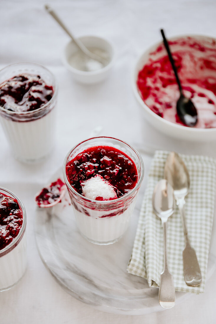 Pannacotta mit Kokosmilch und Wildbeeren (vegan)