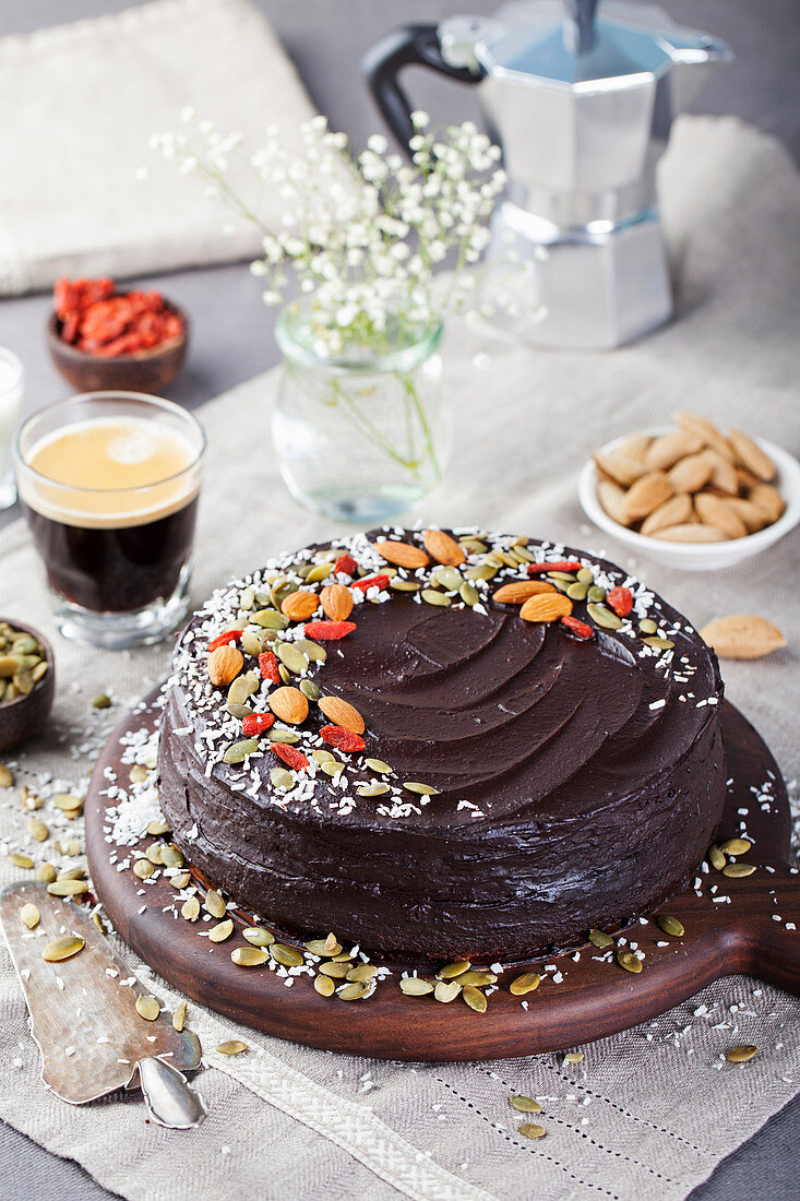 Veganer Schokoladen-Rote-Bete-Kuchen mit Avocadofrosting, Nüssen und Samen