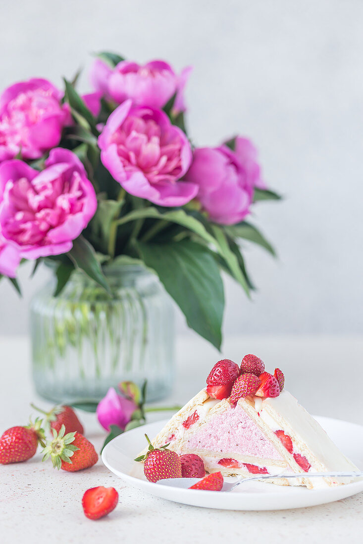 Ein Stück No Bake Käsekuchen mit Erdbeeren