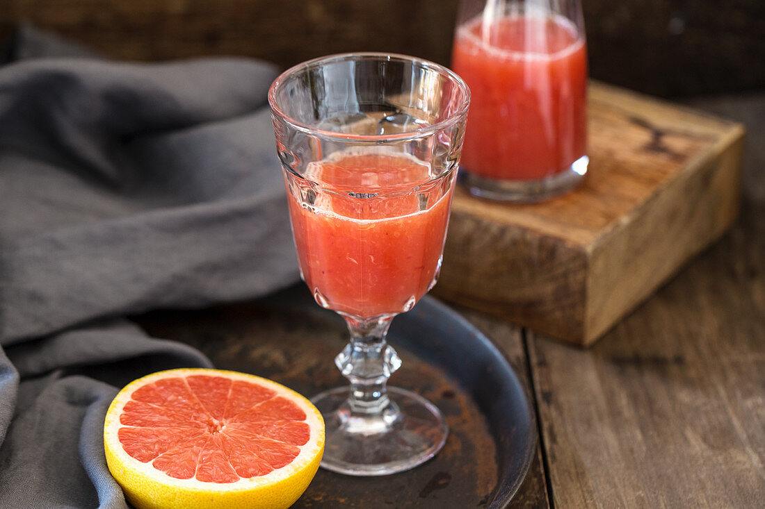 Grapefruit juice and half a grapefruit