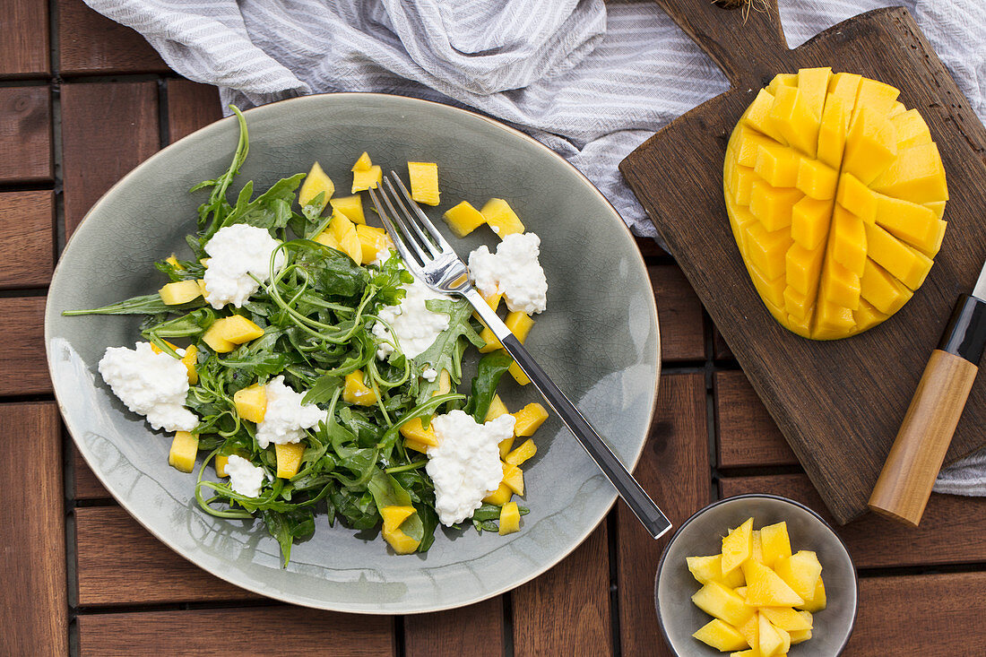 Rucolasalat mit Mango und Hüttenkäse