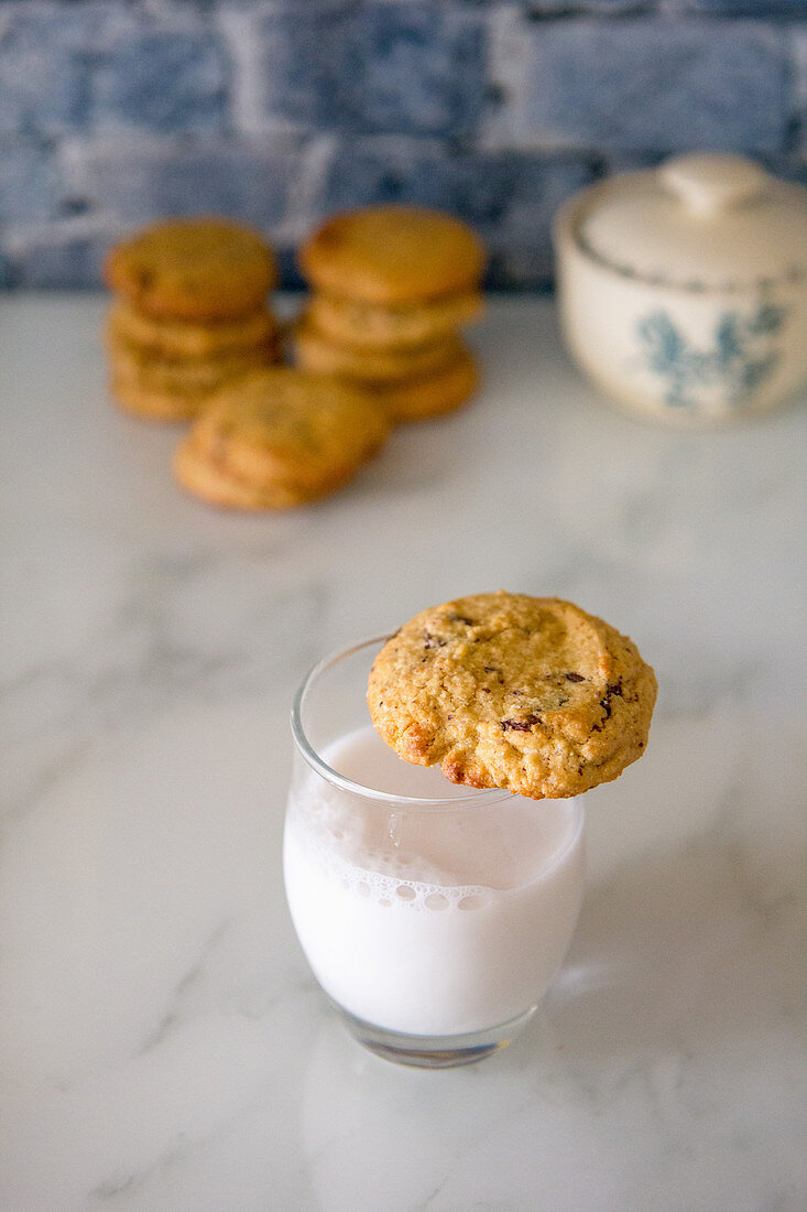 Cookies und ein Glas Milch