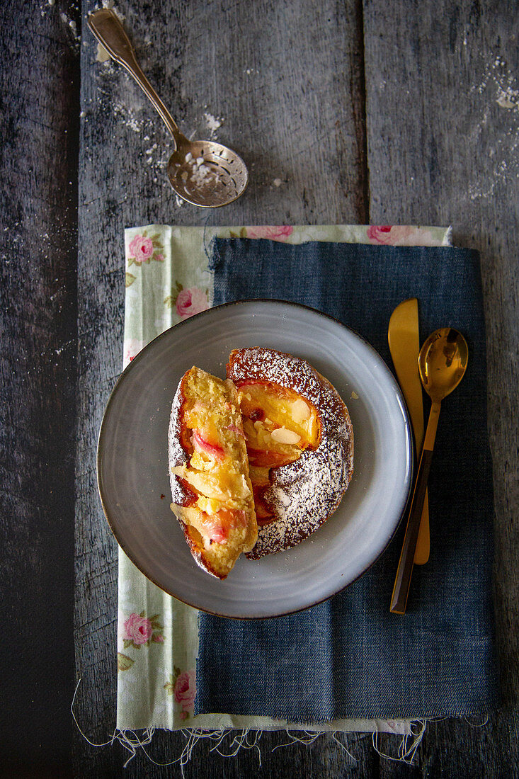 Peach tartlet with flaked almonds and icing sugar