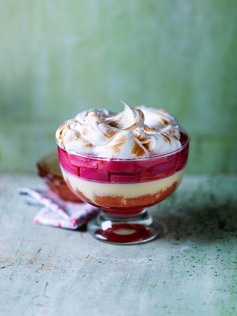 Rhabarber-Trifle mit Baiser