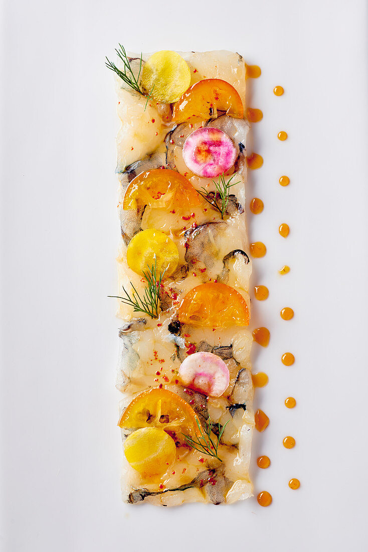 Prawn carpaccio with kumquat confit (seen from above)