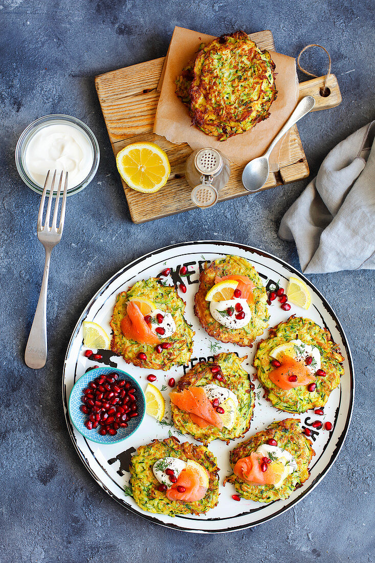 Zucchini-Fritter mit Lachs und Sauerrahm