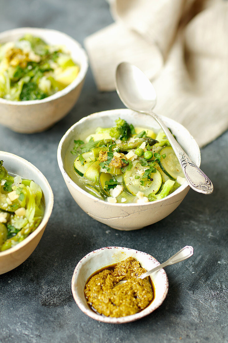 Grüne vegetarische Minestrone mit Pesto und Parmesan