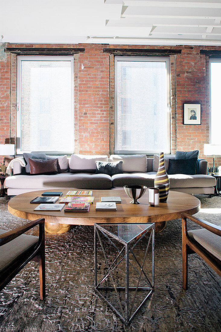 Wohnzimmer in Erdfarben im Loft mit Backsteinwänden