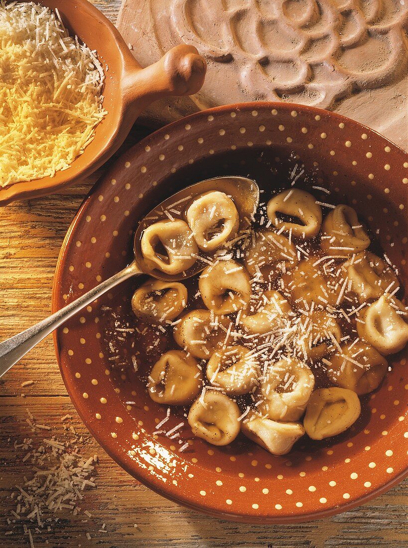 Tortellini in brodo (Tortellini in Fleischbrühe, Italien)