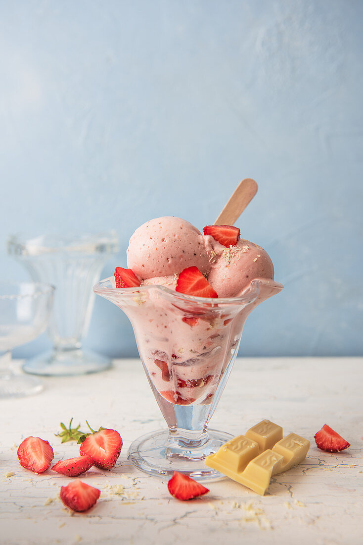 Erdbeereis mit frischen Erdbeeren und weisser Schokolade