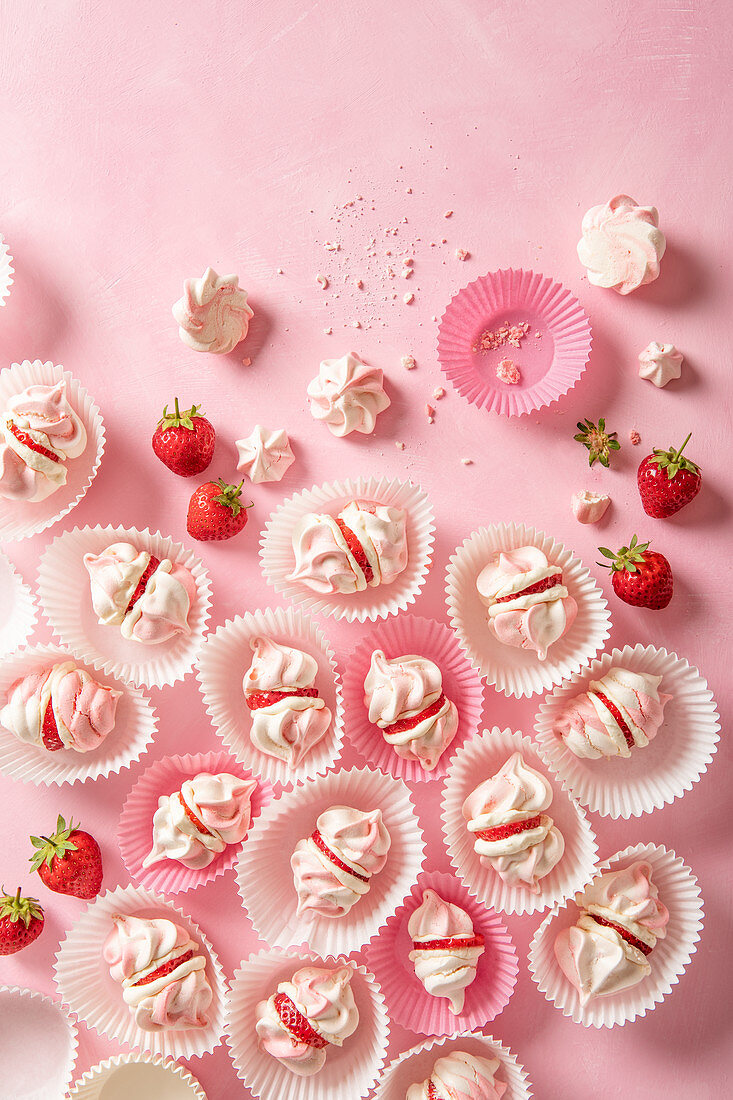 Small meringues with cream and strawberries