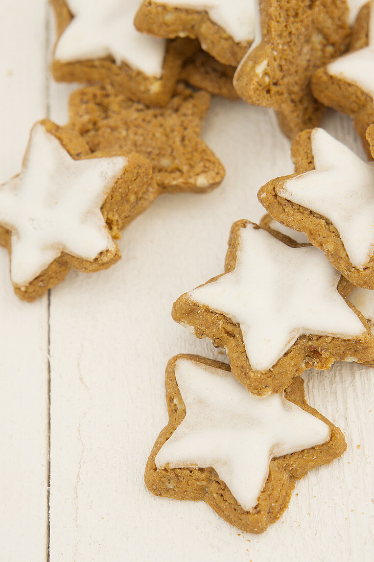 Star-shaped cinnamon biscuits on a wooden surface