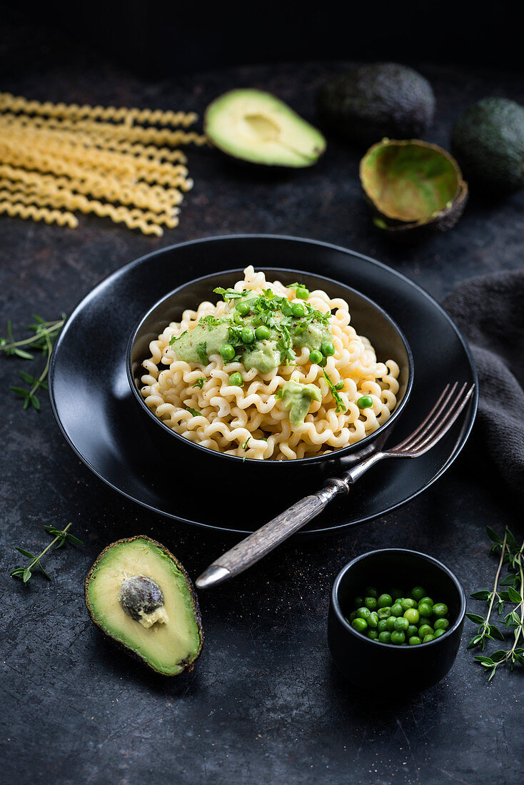 Pasta mit Avocadosauce und Erbsen (vegan)